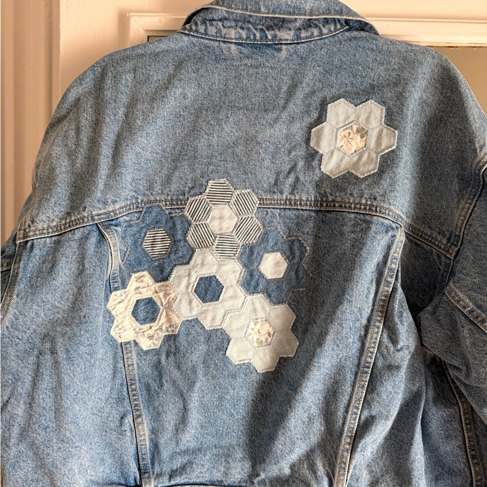 Levi's 90’s Trucker Style Light Blue Denim Jacket with “Geo Florals” Detail - Picture 6 of 9